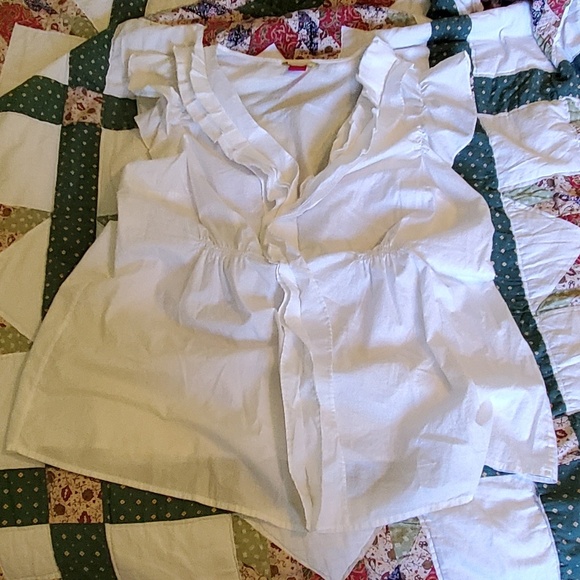 Sunny Leigh Tops - 💚 light weight white sinched waist top